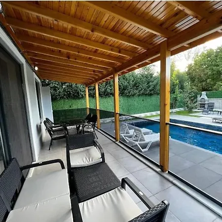Ikiz Isitmali Havuzlu Hotel *